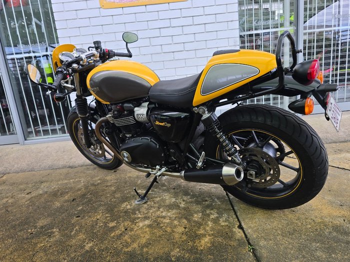 2017 Triumph STREET CUP Yellow