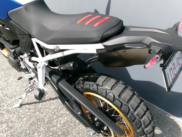 2025 BMW Motorrad F 900 GS ENDURO LIGHT WHITE/RACING BLUE METALLIC/RACING RED