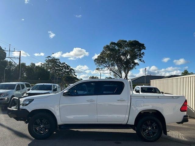 2023 Toyota Hilux SR