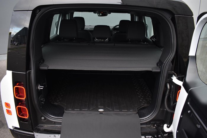 2025 Land Rover Defender 110 D350 X-Dynamic SE