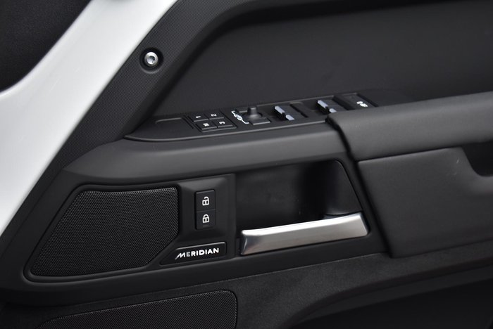 2025 Land Rover Defender 110 D350 X-Dynamic SE