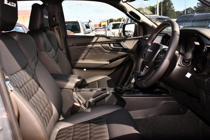 2025 Isuzu D-MAX BLADE