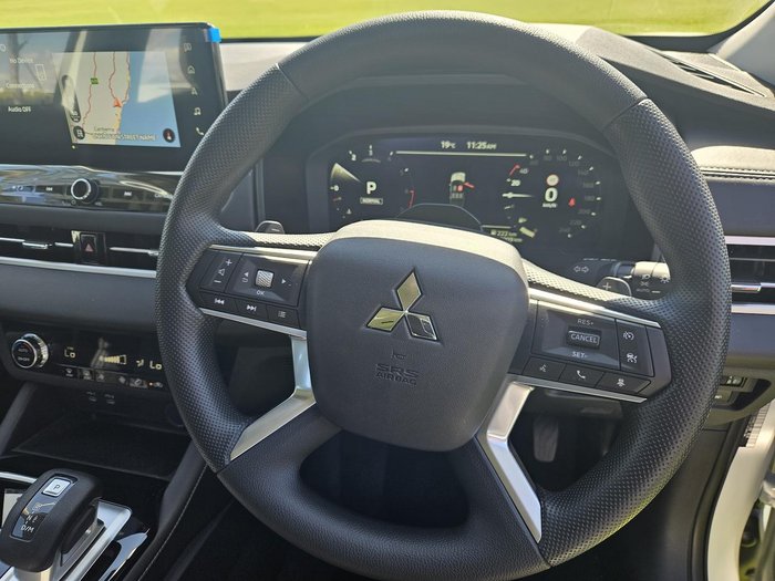 2025 Mitsubishi Outlander ES ZM MY24 White