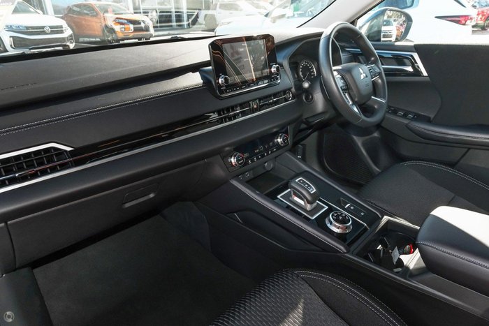 2025 Mitsubishi Outlander ES