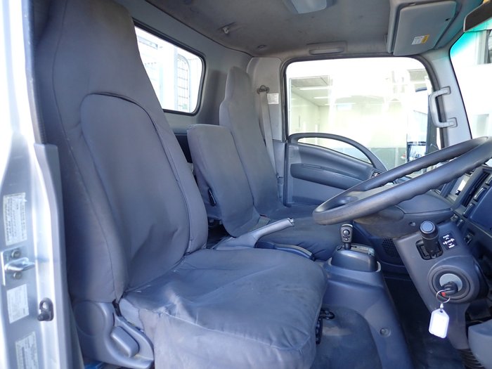 2018 ISUZU NPR 45-155 SILVER