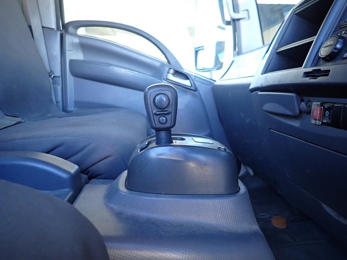 2018 ISUZU NPR 45-155 SILVER