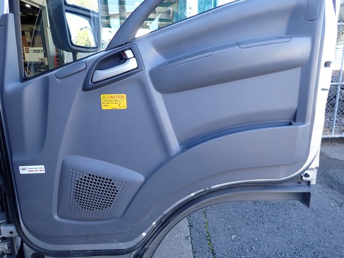 2018 ISUZU NPR 45-155 SILVER