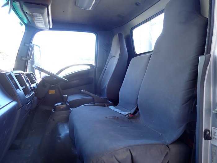 2018 ISUZU NPR 45-155 SILVER