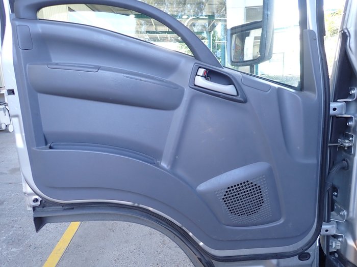 2018 ISUZU NPR 45-155 SILVER