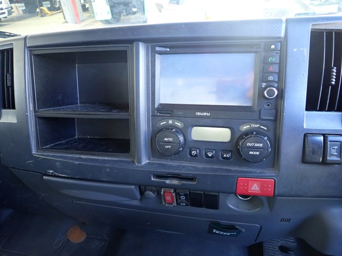 2018 ISUZU NPR 45-155 SILVER