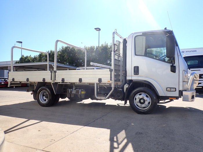 2018 ISUZU NPR 45-155 SILVER