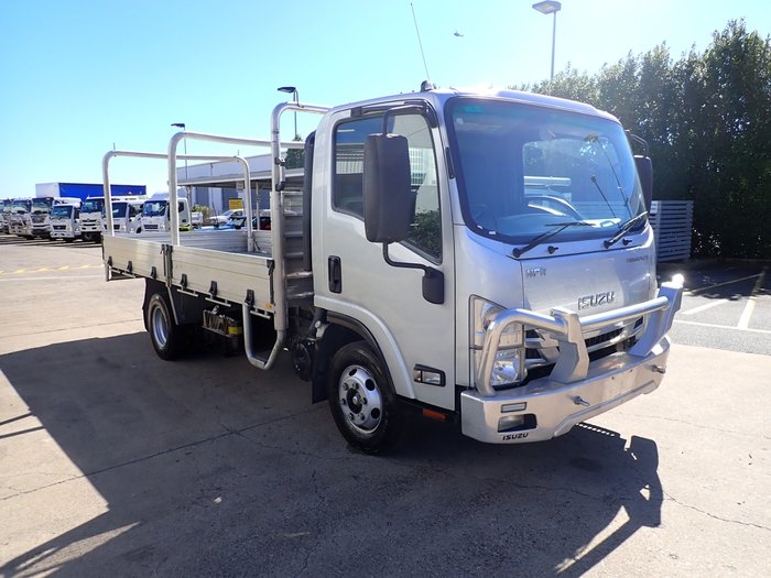 2018 ISUZU NPR 45-155 SILVER