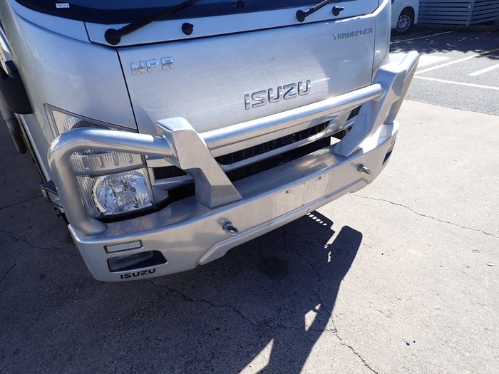 2018 ISUZU NPR 45-155 SILVER