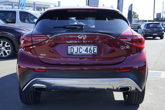 2016 INFINITI QX30 Premium