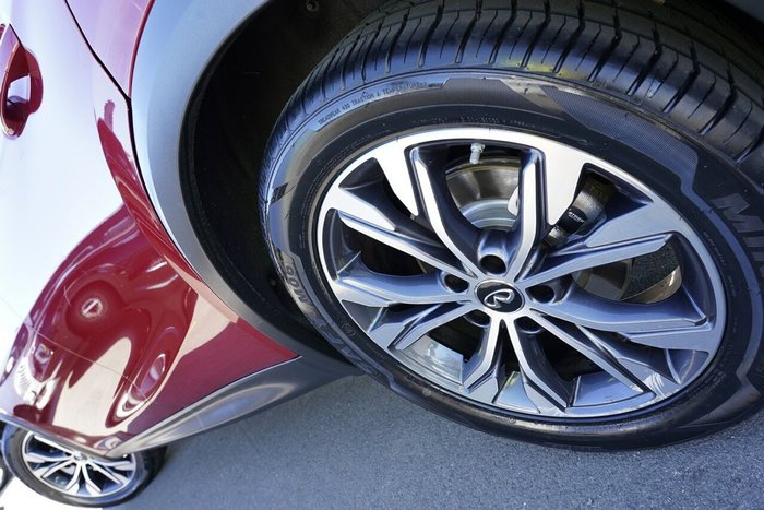 2016 INFINITI QX30 Premium