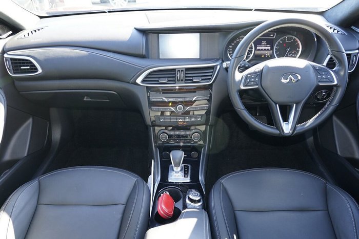 2016 INFINITI QX30 Premium