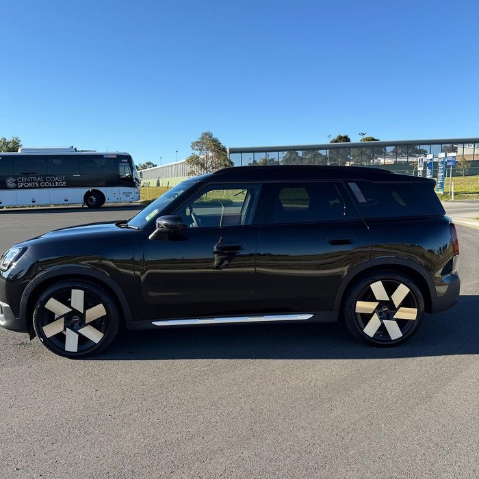 2024 MINI Countryman SE Favoured
