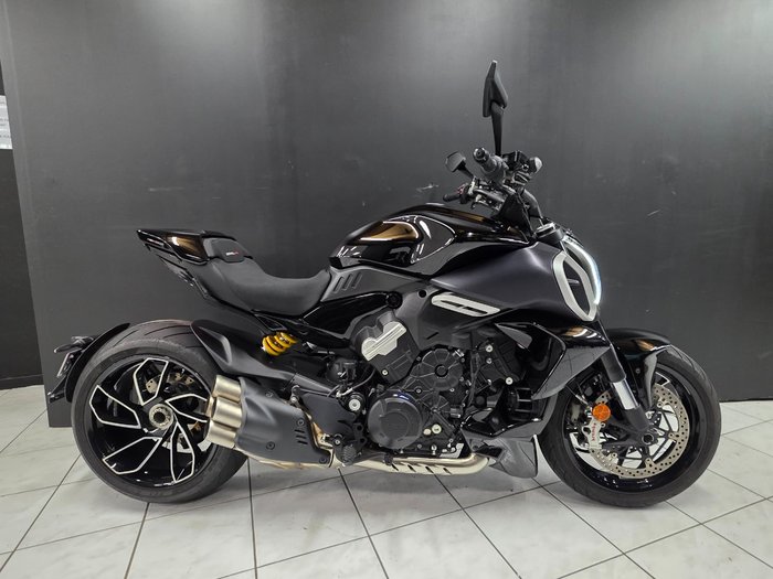 2024 DUCATI DIAVEL V4 Black