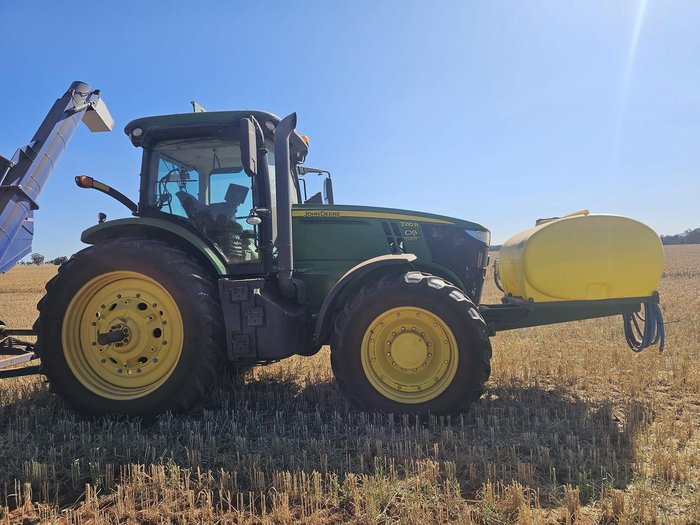 2019 John Deere 7210R Green