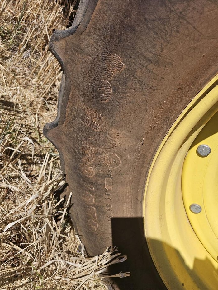 2019 John Deere 7210R Green