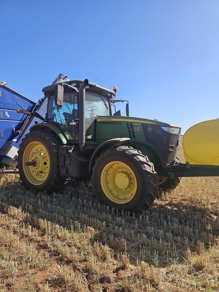 2019 John Deere 7210R Green