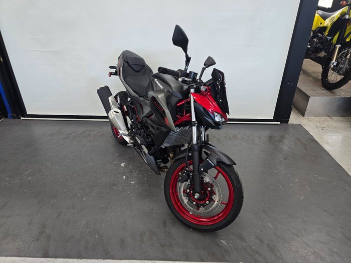2025 Kawasaki Z500 Red