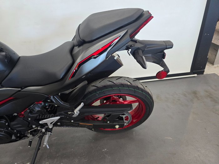 2025 Kawasaki Z500 Red
