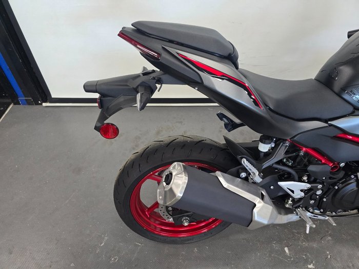 2025 Kawasaki Z500 Red