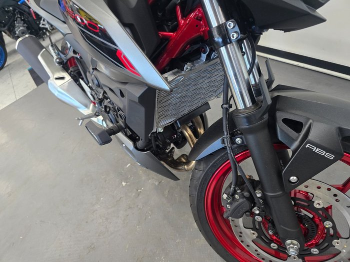 2025 Kawasaki Z500 Red