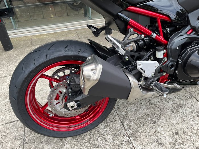 2024 Kawasaki Z900 (ZR900) Red