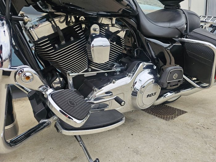 2013 HARLEY-DAVIDSON FLHR ROAD KING Black
