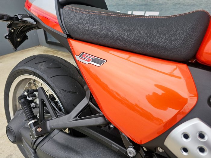2025 BMW Motorrad R 12 S Orange