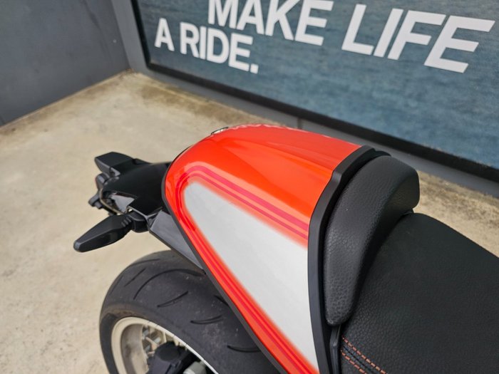 2025 BMW Motorrad R 12 S Orange