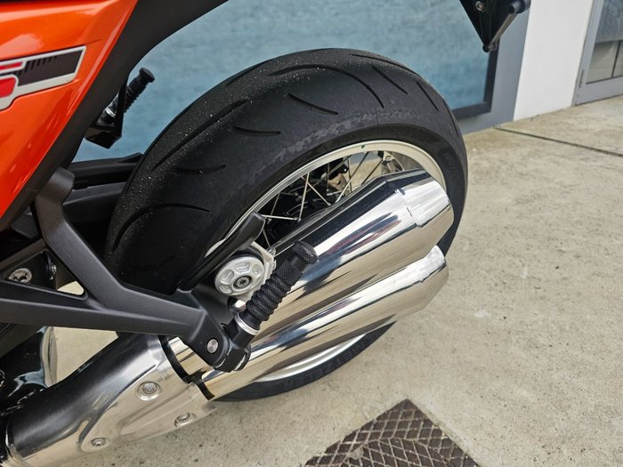 2025 BMW Motorrad R 12 S Orange