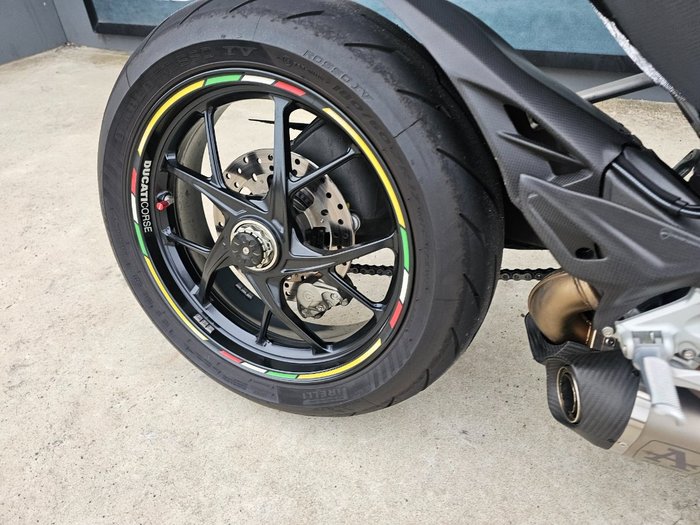 2024 DUCATI STREETFIGHTER V2 Red