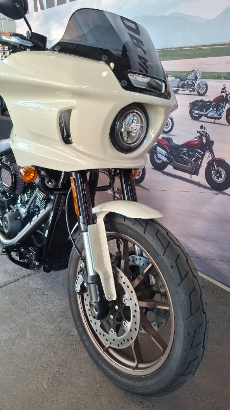 2023 Harley-davidson FXLRST LOW RIDER ST (117) WHITE SAND PEARL