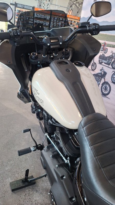 2023 Harley-davidson FXLRST LOW RIDER ST (117) WHITE SAND PEARL