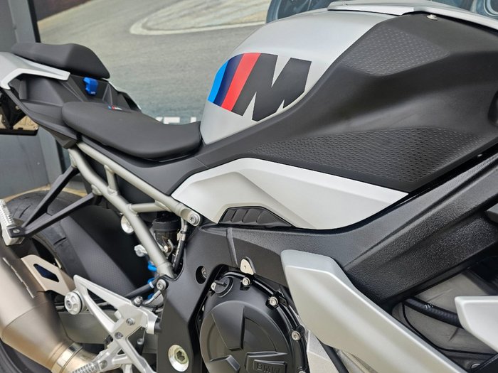 2025 BMW Motorrad M 1000 R White