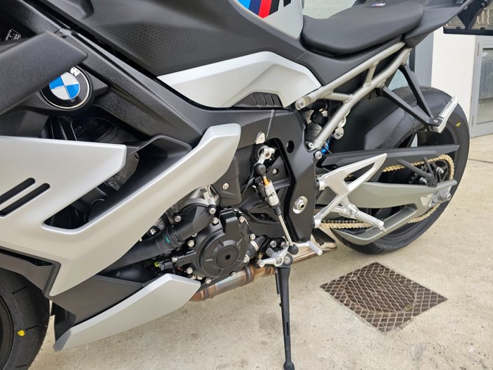 2025 BMW Motorrad M 1000 R White