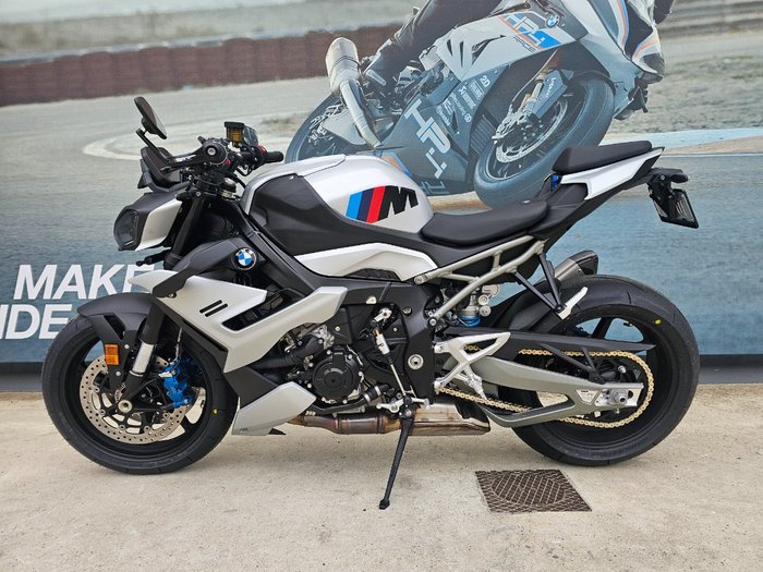 2025 BMW Motorrad M 1000 R White