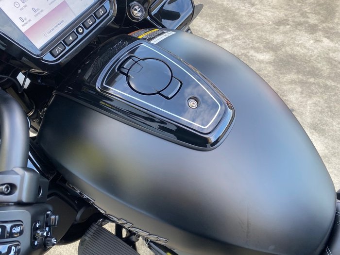 2025 Indian PURSUIT DARK HORSE Black