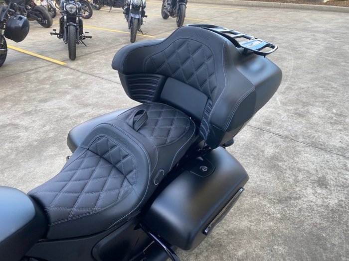2025 Indian PURSUIT DARK HORSE Black