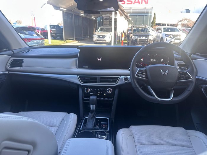 2024 Mahindra XUV700 AX7L