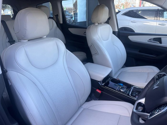 2024 Mahindra XUV700 AX7L