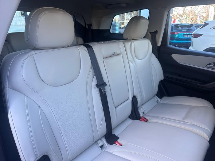 2024 Mahindra XUV700 AX7L