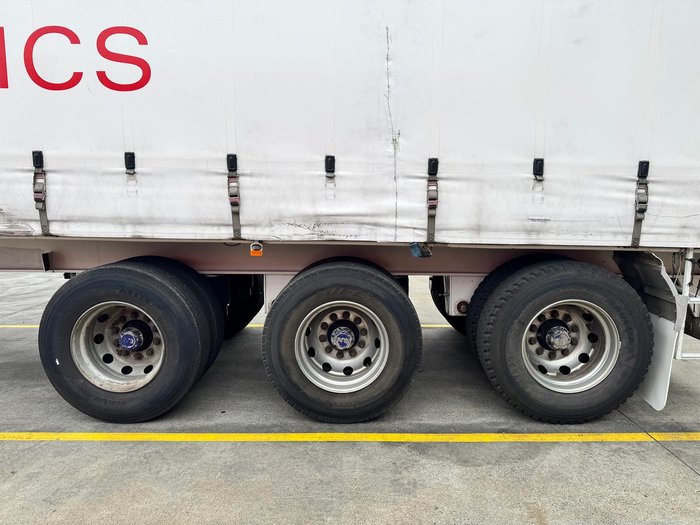 2002 Krueger St3 22 Pallet Sd Refrigerated Curtain Sider