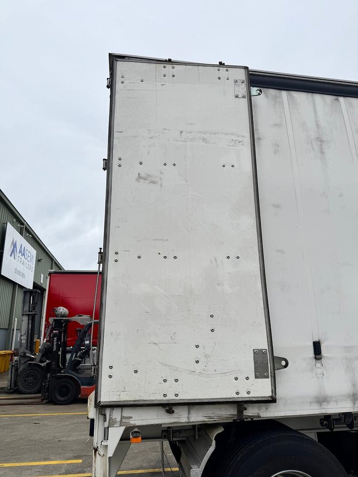 2002 Krueger St3 22 Pallet Sd Refrigerated Curtain Sider