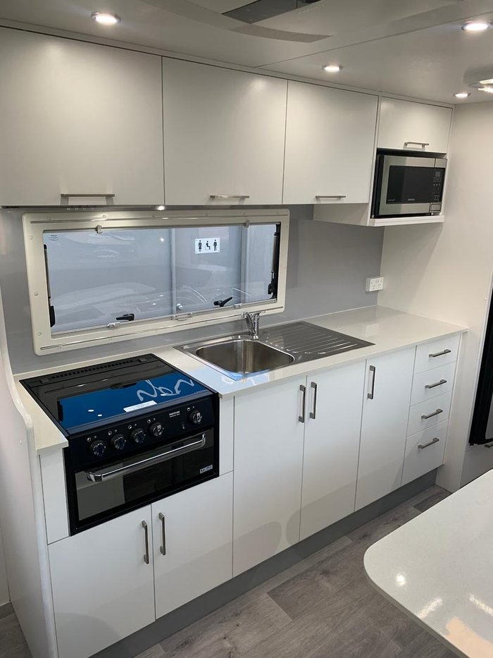 2018 New Age Caravans Manta Ray Mr19er