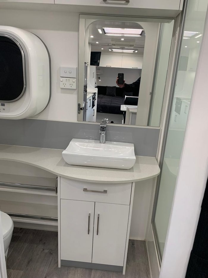 2018 New Age Caravans Manta Ray Mr19er