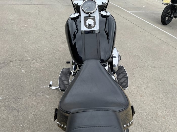 2005 HARLEY-DAVIDSON FLSTC HERITAGE SOFTAIL CLASSIC Black